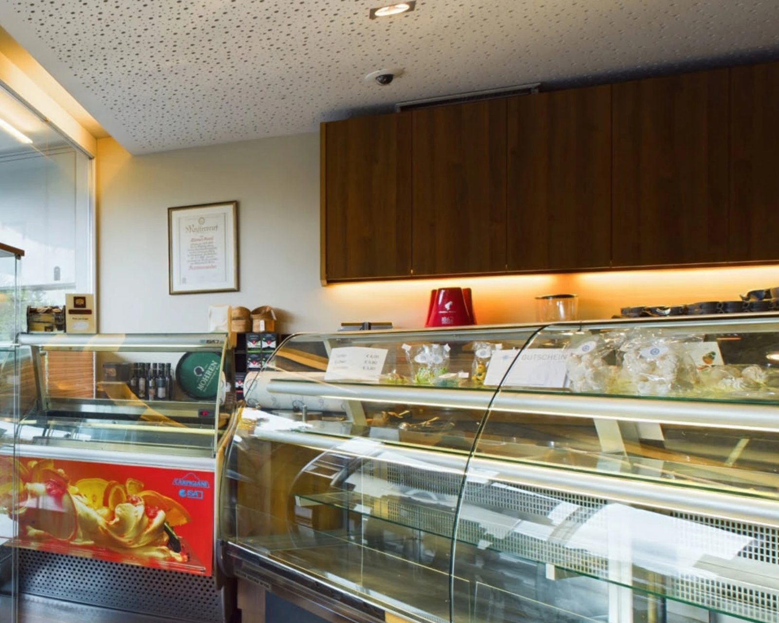 Tortenvitrine im Cafe Reichl