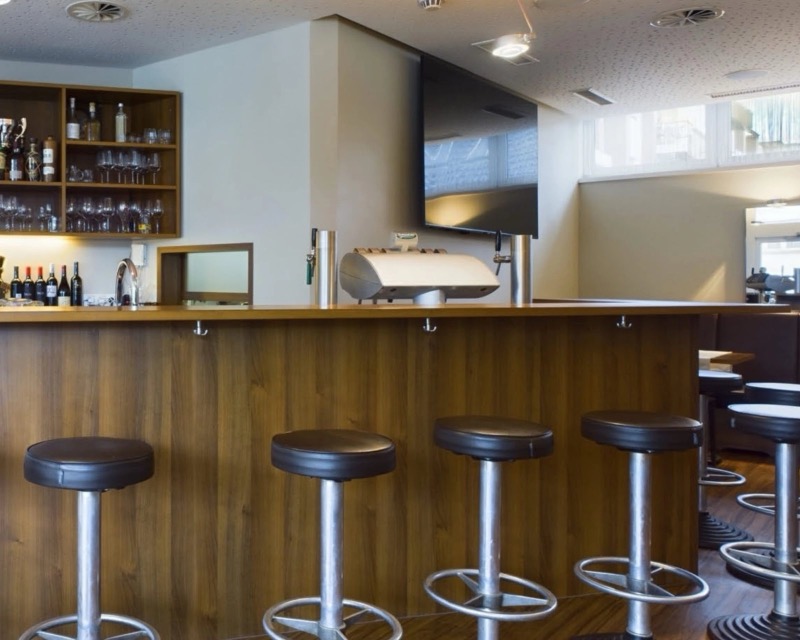 Bar und Sitzbereich im Cafe Reichl