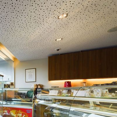 Tortenvitrine im Cafe Reichl