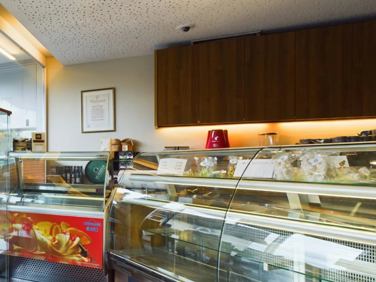 Tortenvitrine im Cafe Reichl
